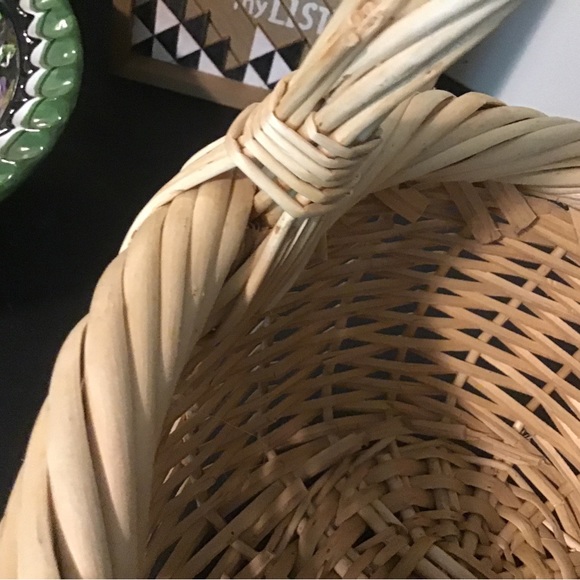 Vintage wicker basket with handle. - Picture 4 of 6